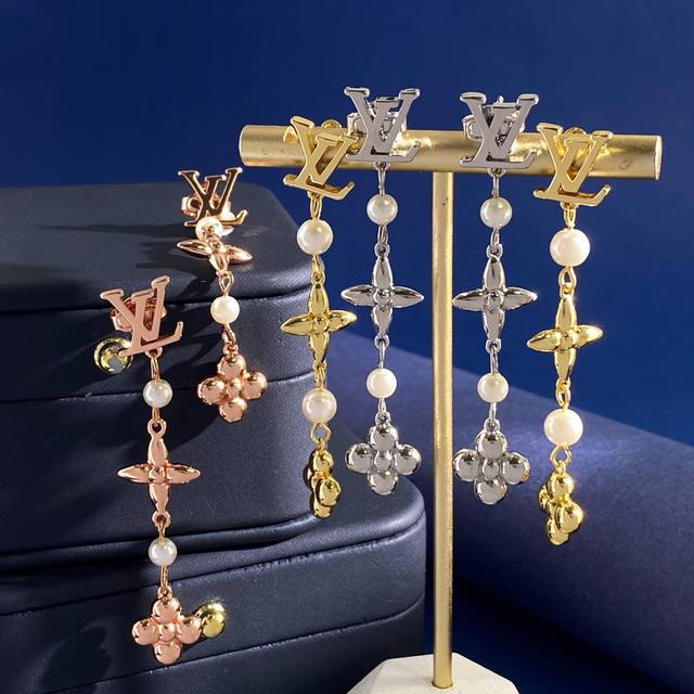 LV Louis Vuitton New Simple and Stylish Design Glossy LV Letter Pendant Pearl Di