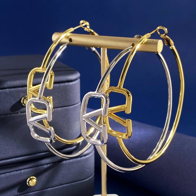 Valentino European and American exaggerated large circle metal polished round r