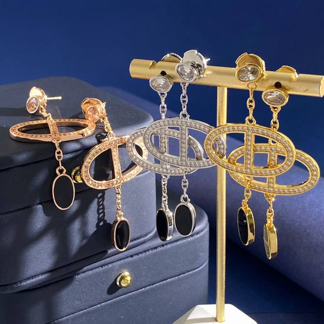 Hermes Fashionable and Luxurious Oval Zircon Pendant with Full Diamond Pig Nose