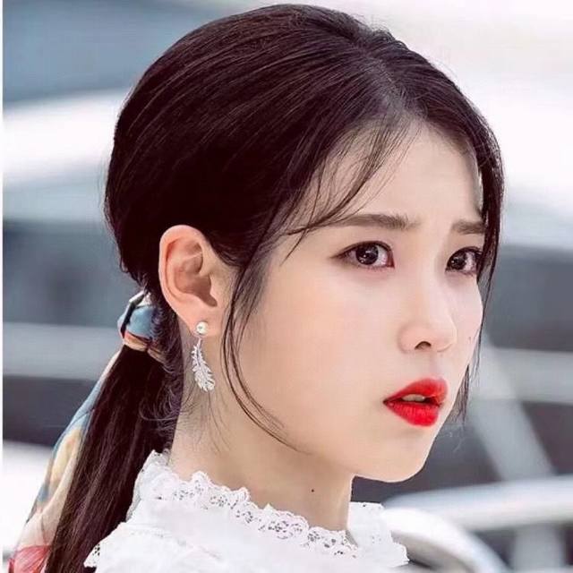 Swarovski White Pearl Feather Earrings This trend offers a refined and practical