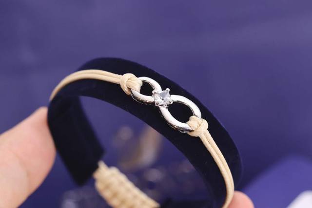 Swarovski, Wang Yibo's Beige Figure-Eight Bracelet This elegant and charming Sw