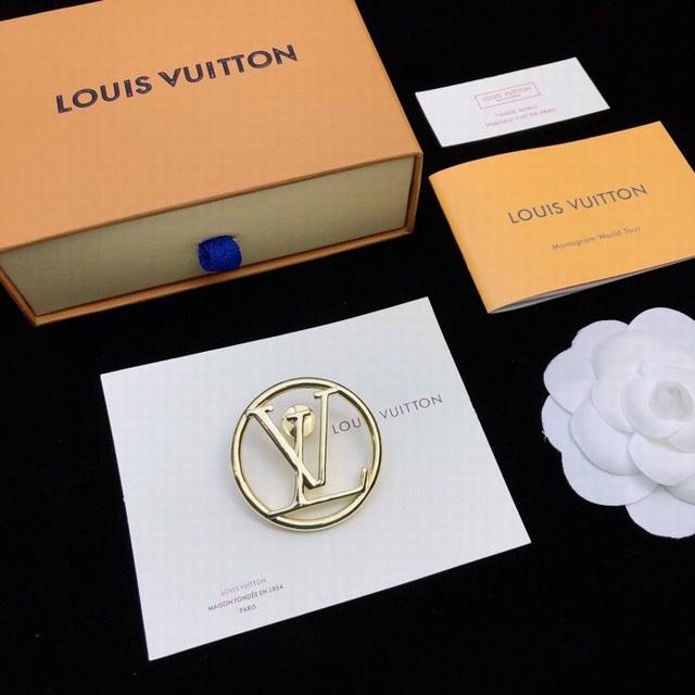 Lv New Arrival, Available Now at Boutiques: Lv Letter Smooth Brooch with Classic