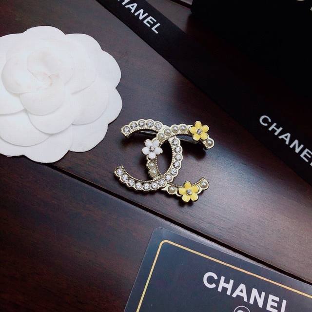 Chanel's hottest brooch, top-tier quality, the most stylish brooch ever made. T