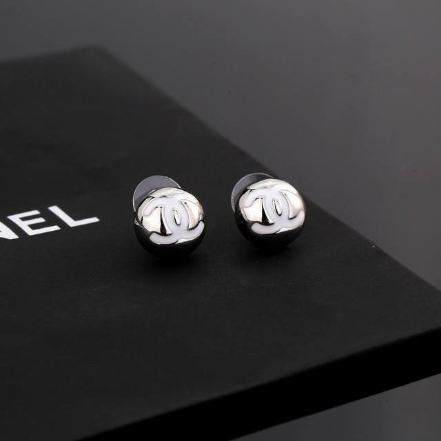 Exactly the original Chanel perfume bottle earrings, high-end custom-made origi