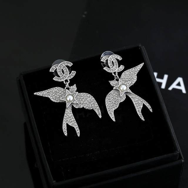 Chanel's new swallow double C stud earrings are versatile and easy to match, a s