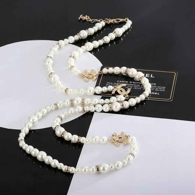 Chanel Pearl Sweater Chain - A versatile piece for all seasons. This super popul