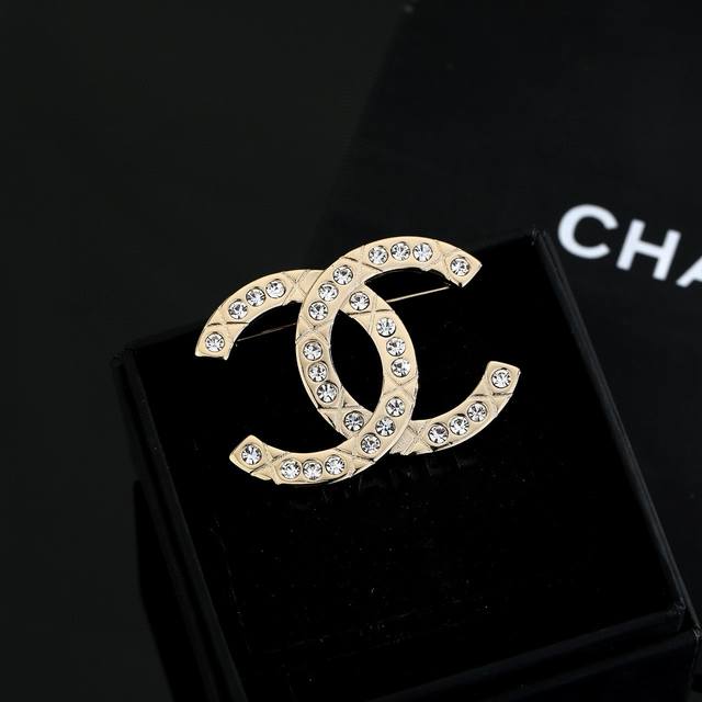 Ch Nel's latest crystal brooch! Incredibly sophisticated and eye-catching! The c