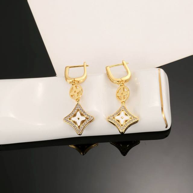 Lv Gold Four-Leaf Clover Earrings Louis Vuitton bring a fashionable and fun visu