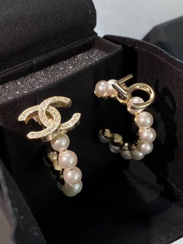 Super high-value Chanel double C No. 5 asymmetrical round pearl letter earrings