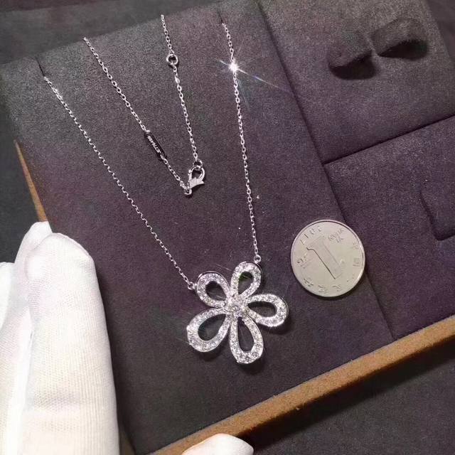 Vca Van Cleef & Arpels four-leaf clover necklace, classic flower necklace, large