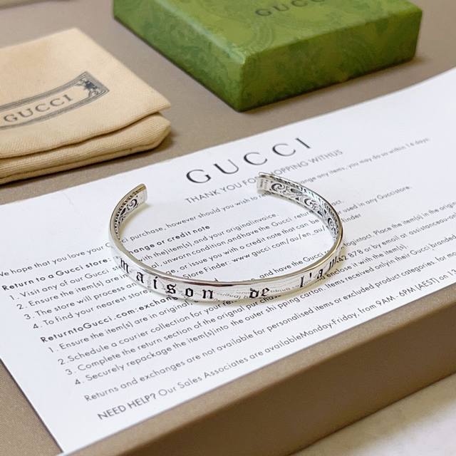 Look for the exclusive thickened and widened Gucci bracelet, uniquely charming,