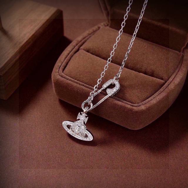 UK proxy purchase: Vivienne Westwood Saturn pearl necklace. Elegant and sophist