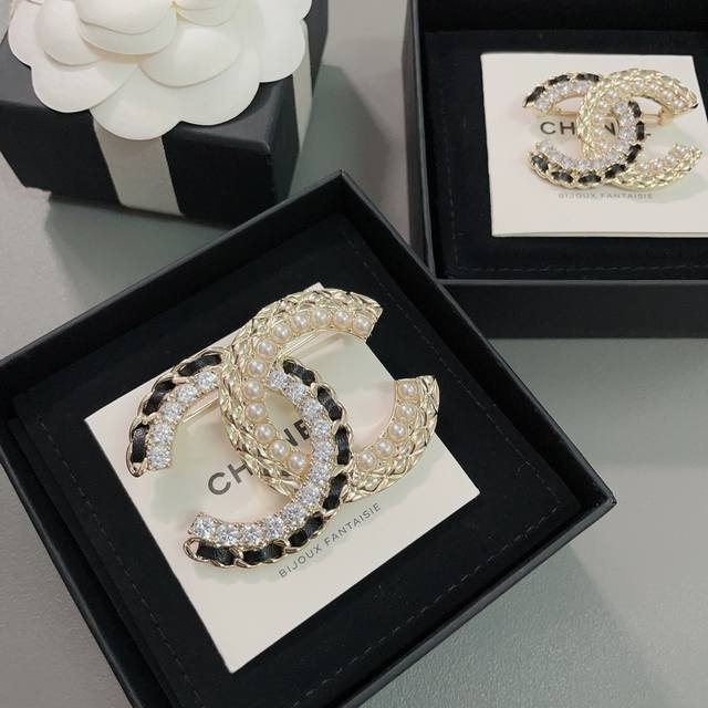 High-quality details as pictured, this Brooch with a three-tone quilted pattern