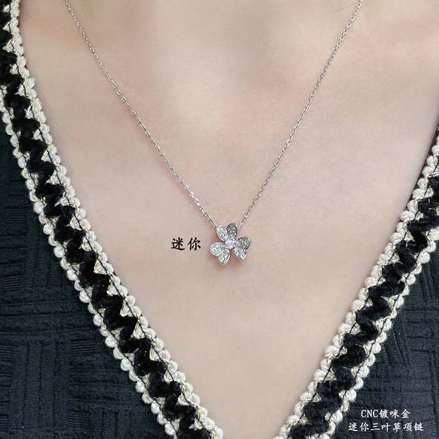 This V-gold Vca mini clover necklace with a Cnc clasp breaks away from the clas