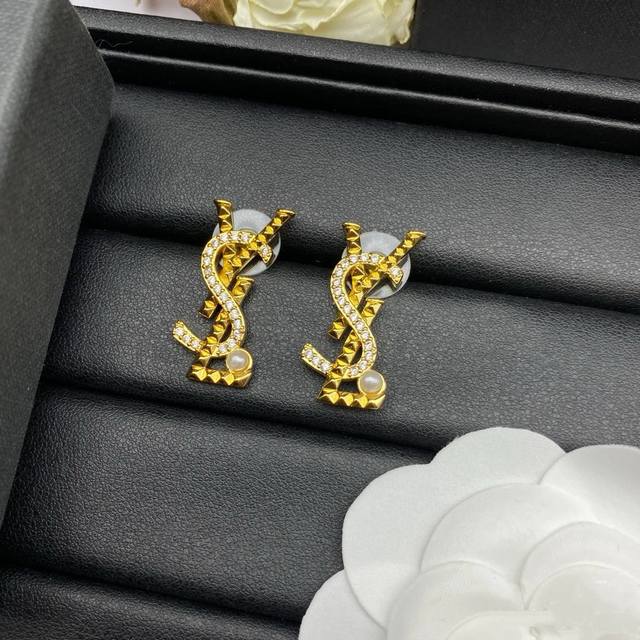 YSL Classic Luxury Earrings, Gold, Fashionable and Versatile, Like a Gown for a