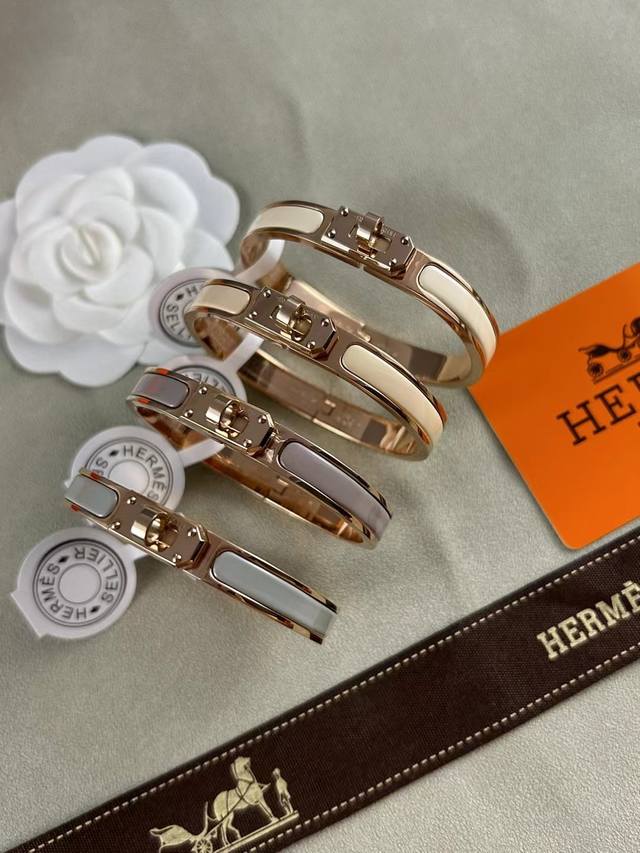 High-quality Hermes bracelet with even color and luster, the hardware feels sof