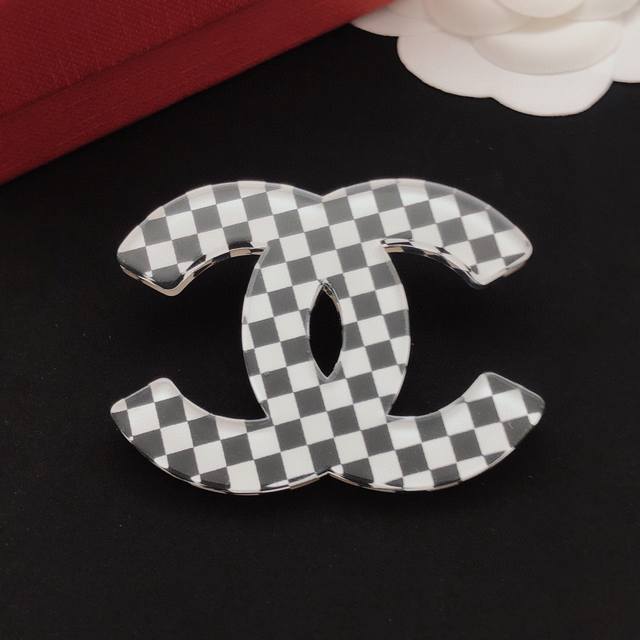 Item No. Xxz0237 Ch*Nel Latest Acrylic Black and White Mosaic Brooch, Same as Zp