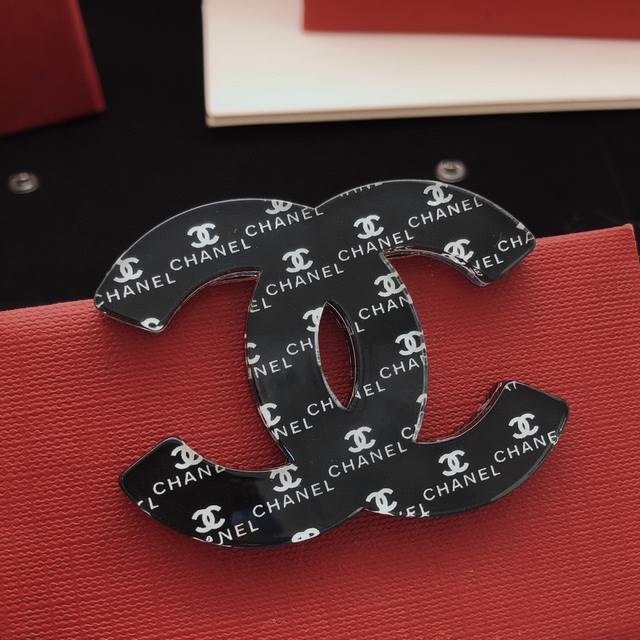 Item No. Xxz0121 Ch*Nel Latest Acrylic Black Brooch, Same as Zp, Brass Material