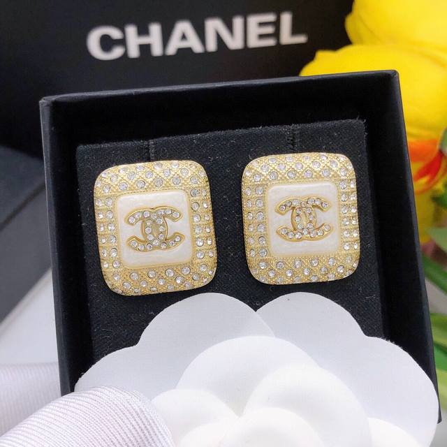 Item No. Xed0134 Zp Chanel square white stud earrings, elegant and sophisticated