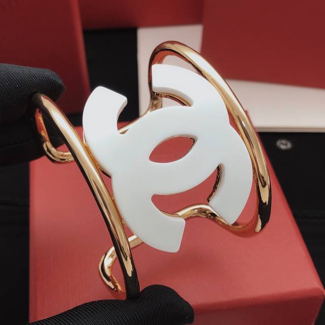 Item No. Xsz0063 Ch*Nel Latest White Resin Bracelet, Same as Zp, Brass Material