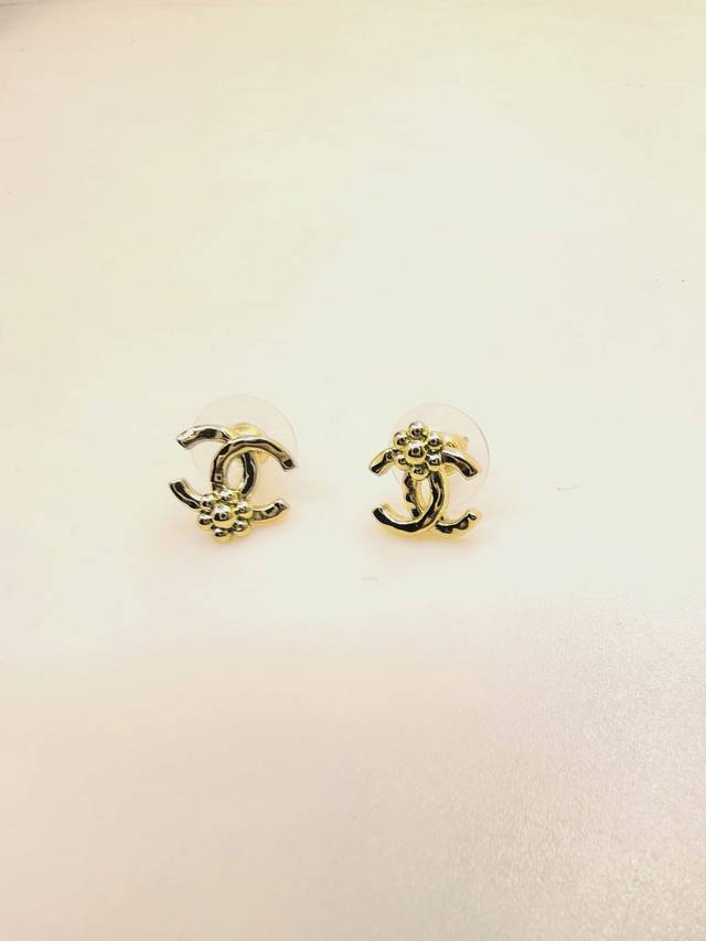 Ch*Nel Latest Asymmetrical Flower Earrings, Same Style as Zp, Brass Material DDD