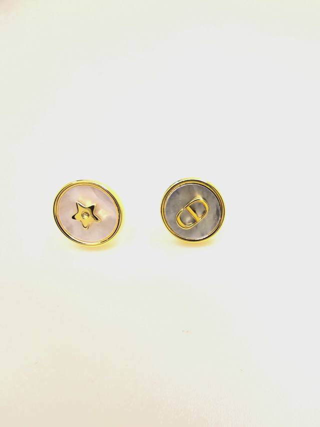 D*Or Latest style white shell round stud earrings, identical to Zp, made of bras
