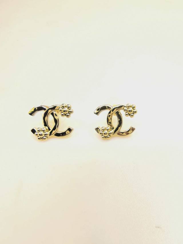 Ch*Nel Latest style left and right flower stud earrings, identical Zp, brass mat