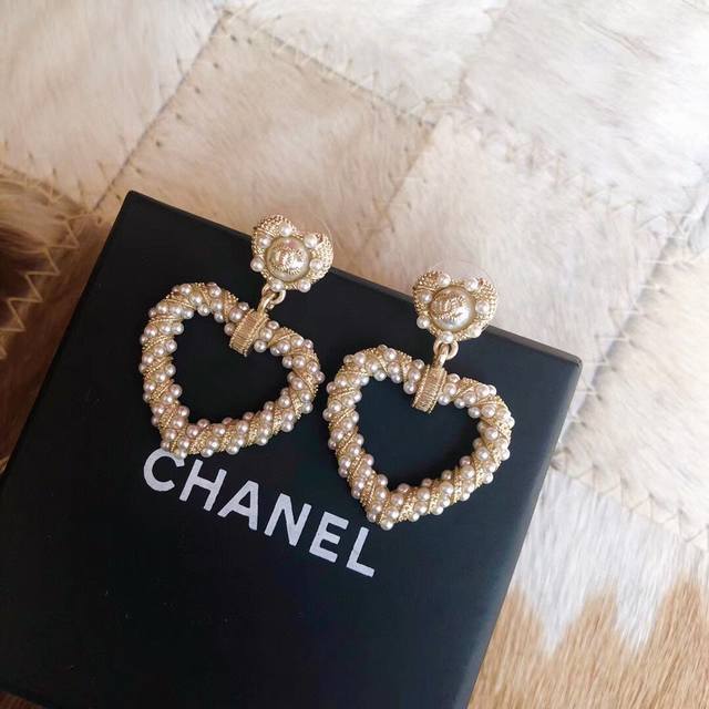 Selling like hotcakes! Chanel's latest micro-set Swarovski pearl heart-shaped l