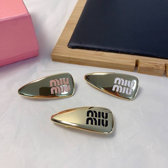 A Miumiu hair clip Miumiu hair clip Smooth, oil-drop letter hair clip, spring cl