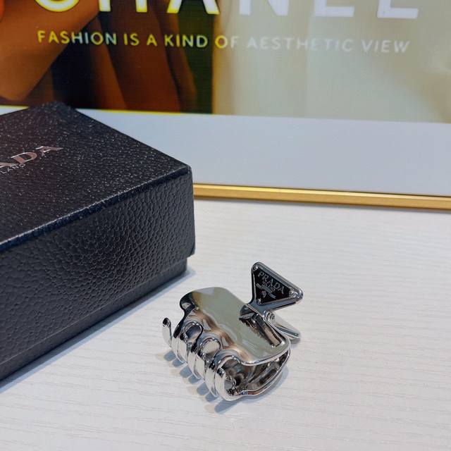 A Prada clip Prada claw clip Hot-selling triangle logo metal claw clip, looks go