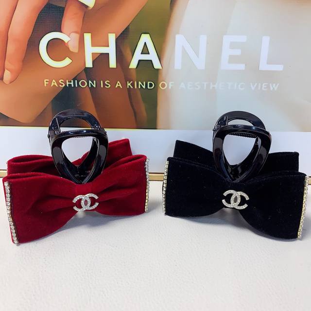 A Chanel mini clip Chanel clip Velvet rhinestone trim clip, elegant, versatile,