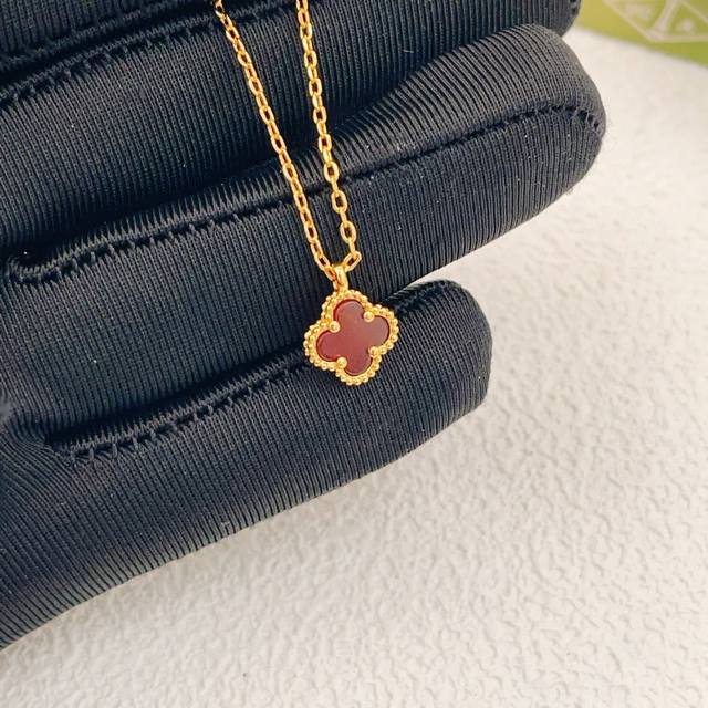 Vancleef*Arpel* Latest gold mini mother-of-pearl necklace, made of the same bras