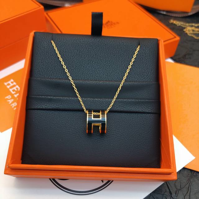 Hx002 He Mes black enamel gold necklace can only be described as unbeatable. Thi
