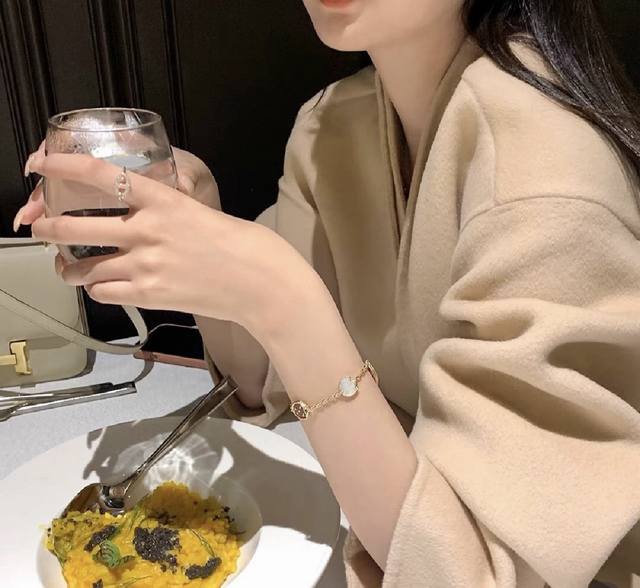 Vs086 Gold Vs085 Rose Gold Vancleef*Arpel* Latest Two-Tone Floral Bracelet, Made