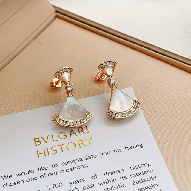 Be013 Bvlgari's latest rose gold and white fan-shaped earrings, made of the same