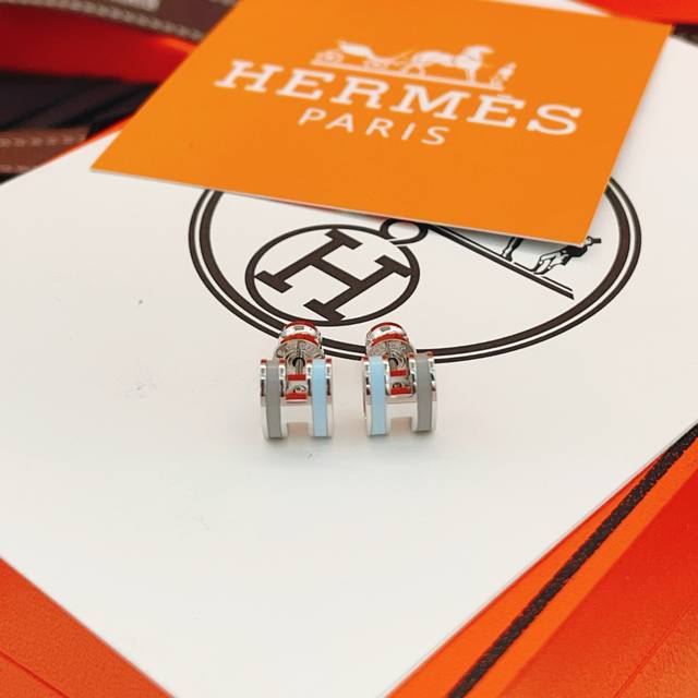 He103 He Mes' latest silver-grey and blue H-shaped earrings are made of the same