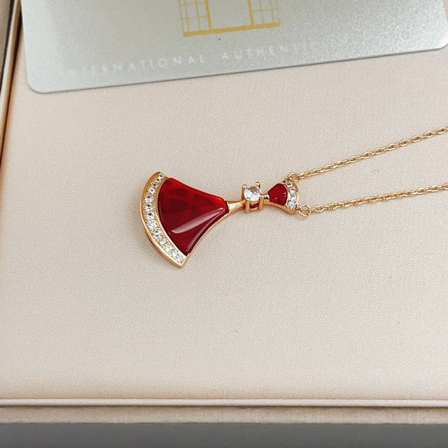Bx028 Bvlgari's latest red fan-shaped rose gold large necklace, made of the same