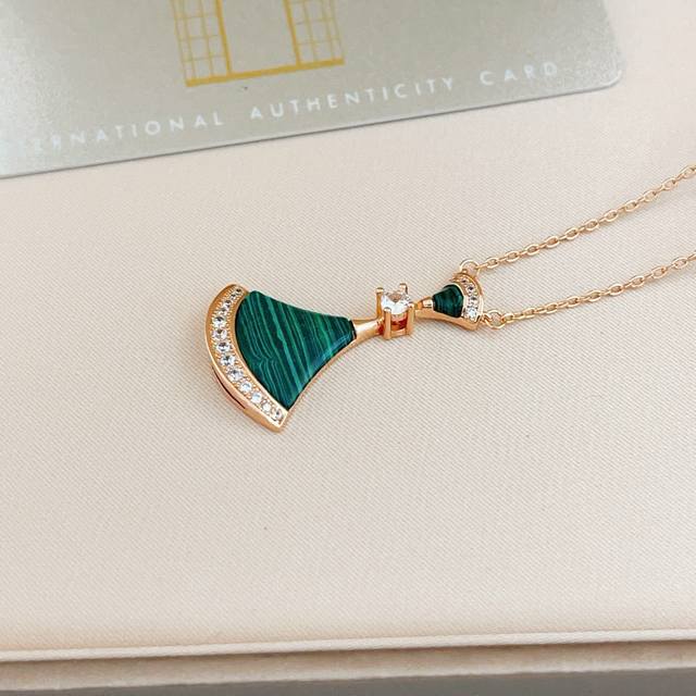 Bx030 Bvlgari's latest green fan-shaped rose gold large necklace, made of the sa