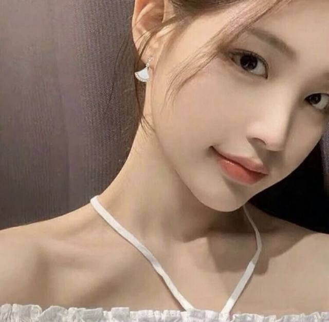 Be012 Green Be013 White Be014 Red Bvlgari's latest rose gold tricolor fan earrin