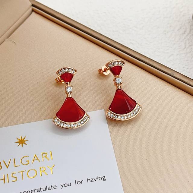 Be014 Bvlgari's latest rose gold and red fan-shaped earrings, made of the same b