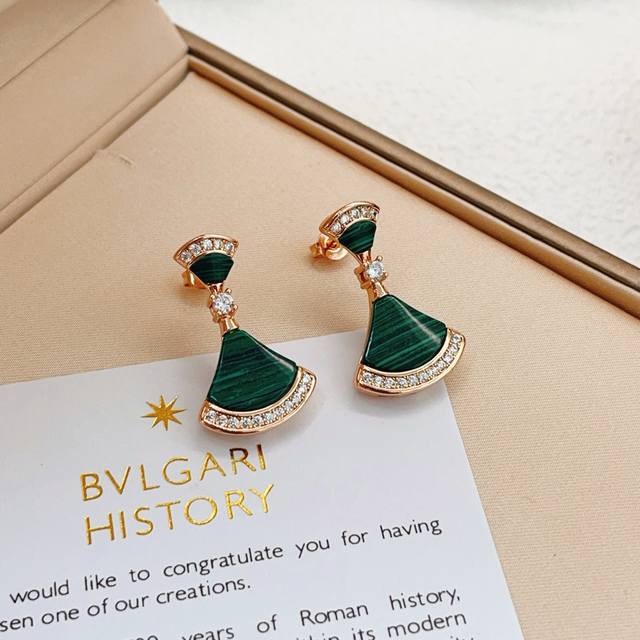 Be012 Bvlgari's latest rose gold and green fan-shaped earrings, made of the same