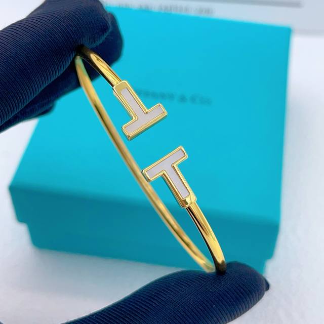 Tz004 Tiffany's latest gold double-T bracelet, made of the same brass material a