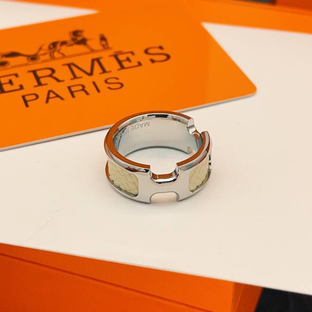 Hj011 Sizes: 6, 7, 8 He Mes latest Hermes cream-colored leather H silver ring, s
