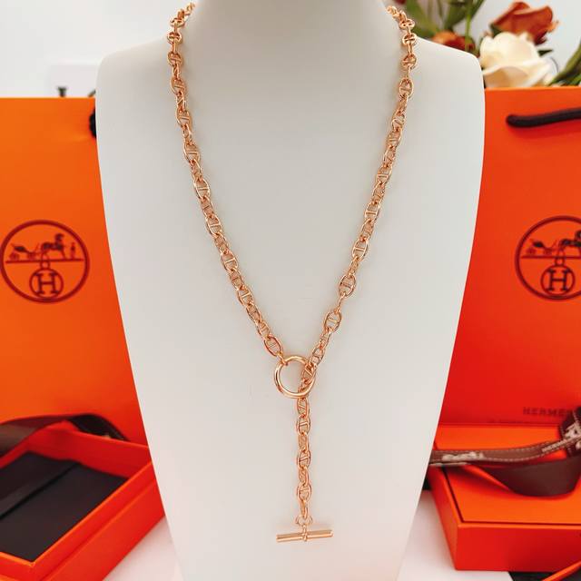 Hx100 He Mes' latest rose gold polished pig nose necklace is made of the same br