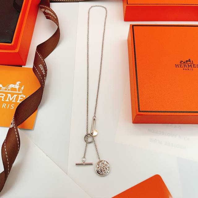Hx102 He Mes' latest silver coin-shaped necklace is made of the same ZP brass ma
