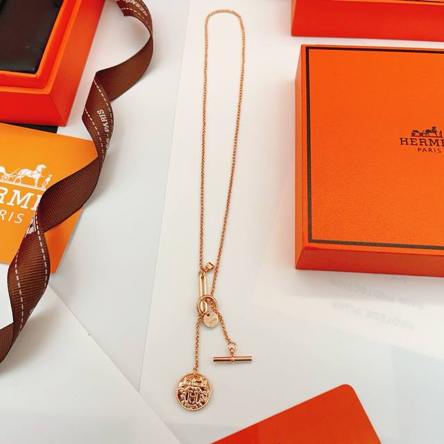 Hx103 He Mes' latest rose gold coin-shaped necklace is made of the same brass as