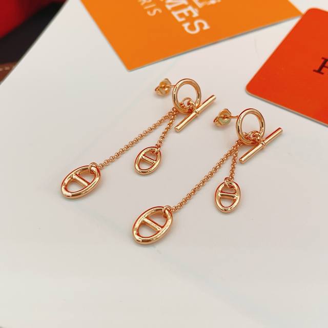 He087 He Mes' latest rose gold tassel pig nose earrings are made of the same bra