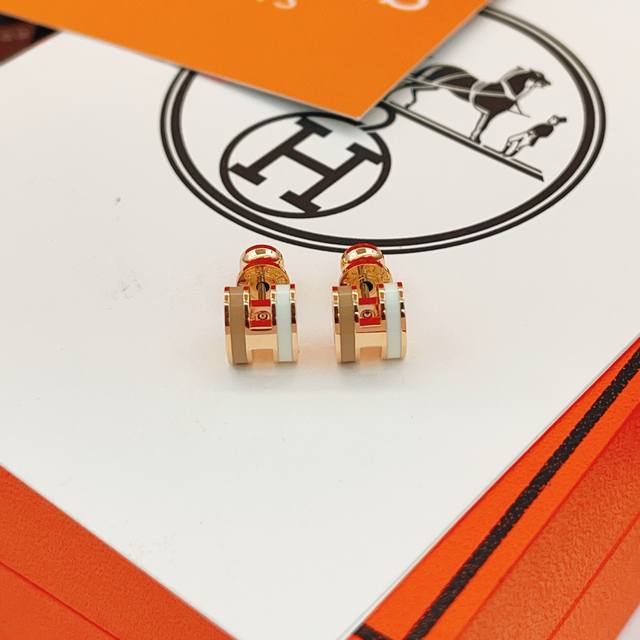 He094 He Mes' latest rose gold and white tea-colored H stud earrings are made of