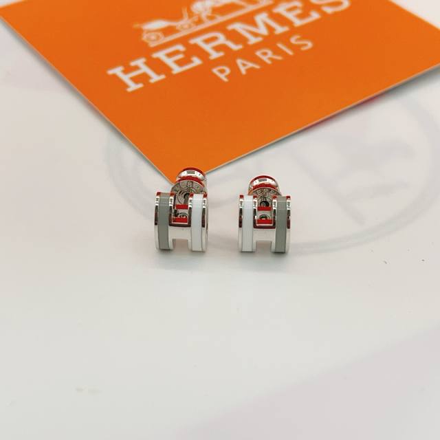 He106 He Mes' latest silver-grey and white H-shaped earrings are made of the sam