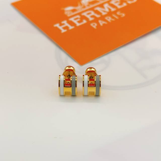 He108 He Mes' latest gold, gray, and white H-shaped earrings are made of the sam